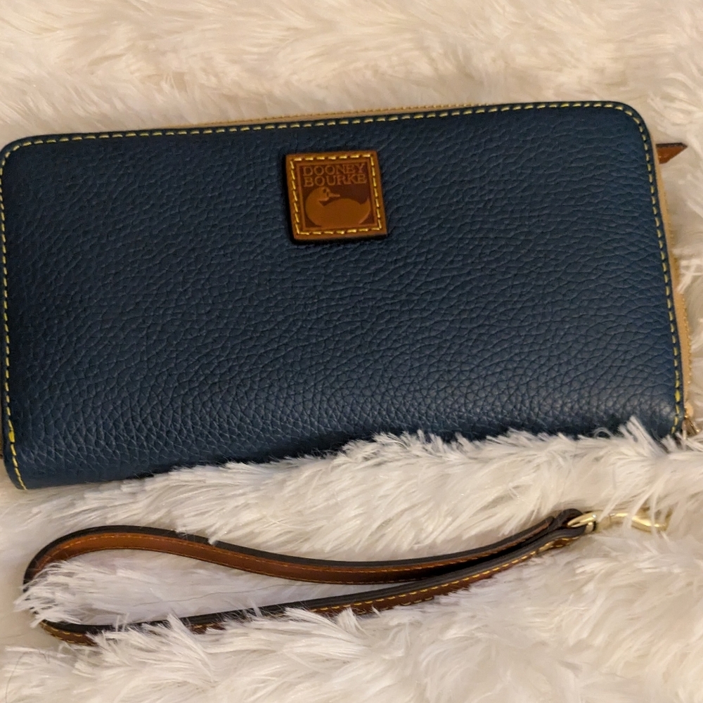 UWT Dooney & Bourke Pebble Grain Large Zip Around Wristlet Wallet Jeans.